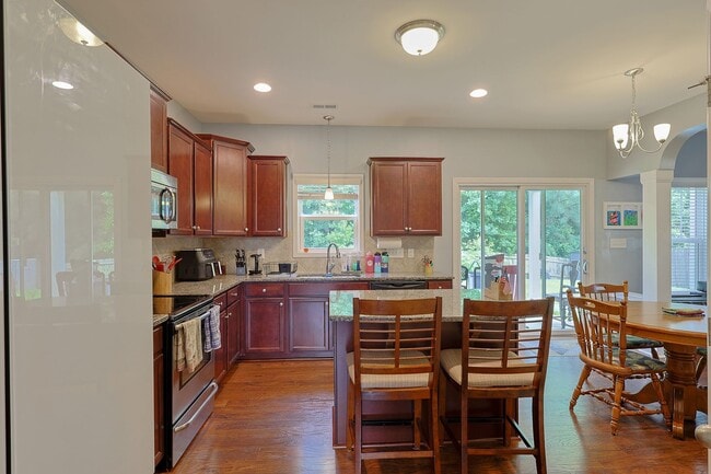 Building Photo - NEW LISTING!!!!!
