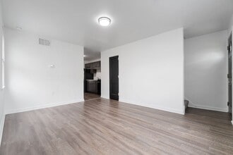 Building Photo - New 2BR Townhouse with Quartz Kitchen coun...