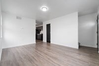 Building Photo - New 2BR Townhouse with Quartz Kitchen coun...