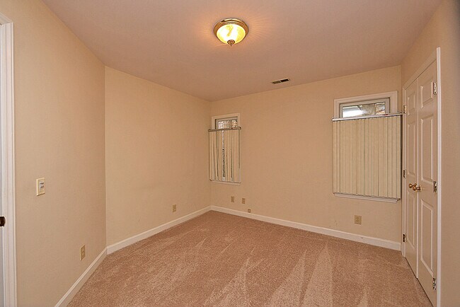 Building Photo - 212 Lakeshore Dr