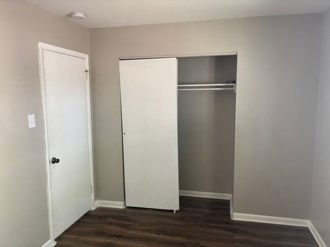 Building Photo - Charming 2-bedroom and 1-bathroom house lo...