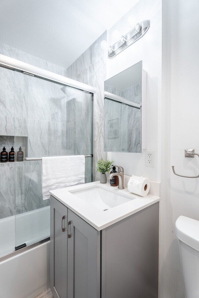 Building Photo - 2359 Oakwood Dr