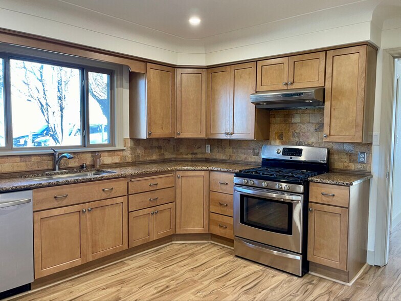 Building Photo - 592 Locust St S