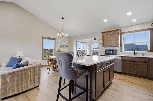 Building Photo - 557 Cannondale Ave