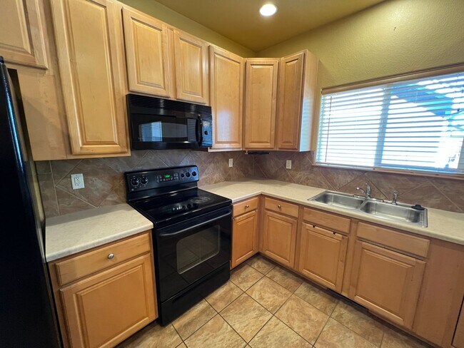 Building Photo - 3 bed 3.5 Bath with Bonus Studio Suite Above Detached Garage!