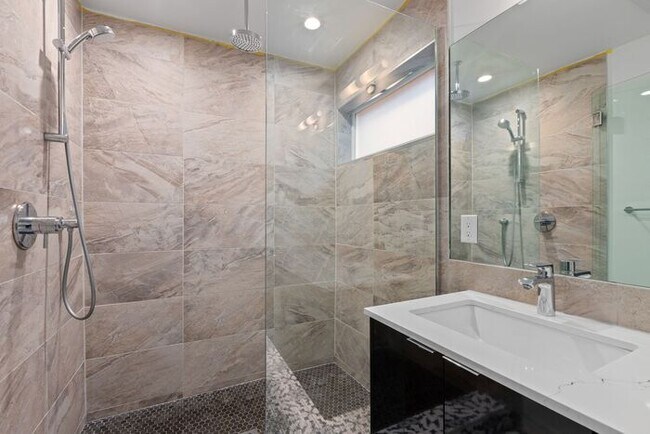 Building Photo - Fresh, Air-Conditioned Standalone Townhome in Coveted Lincoln Park