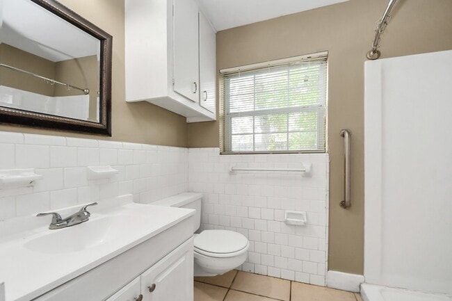 Building Photo - 811 Hillcrest Dr