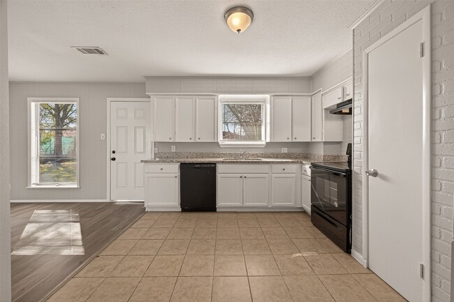 Building Photo - 3102 Hays St