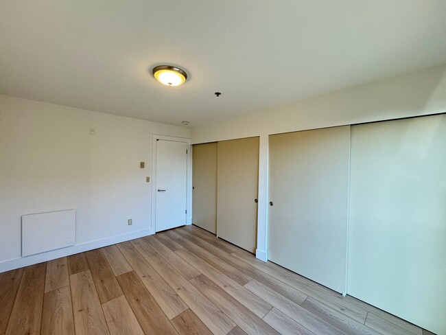 Building Photo - Stunning 1b1b condo in Queen Anne