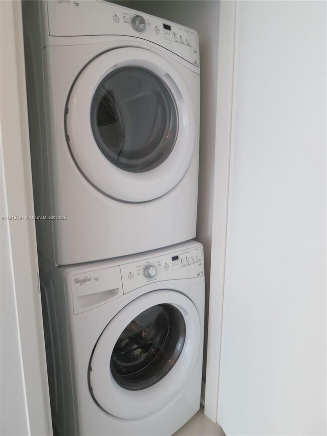 Building Photo - 1300 Brickell Bay Dr