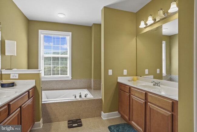 Building Photo - 13868 Greendale Dr