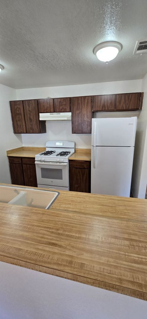 Building Photo - 7240 Sombrilla Ave