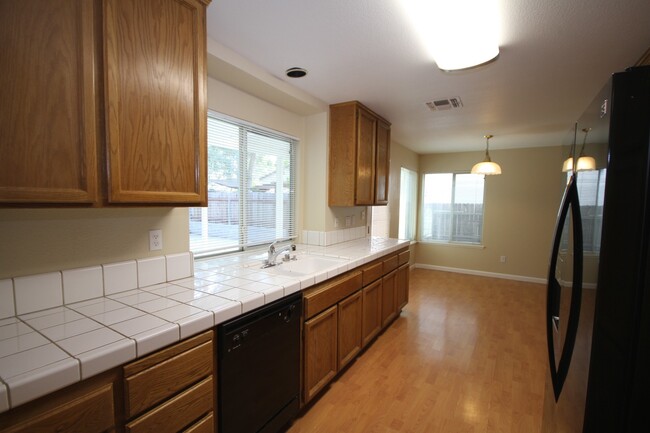 Building Photo - 4BR/2.5 BA / 1914 SF | New Carpet | Tenant...