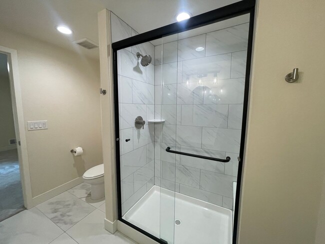 Building Photo - Perfect Location and Perfect Condition!