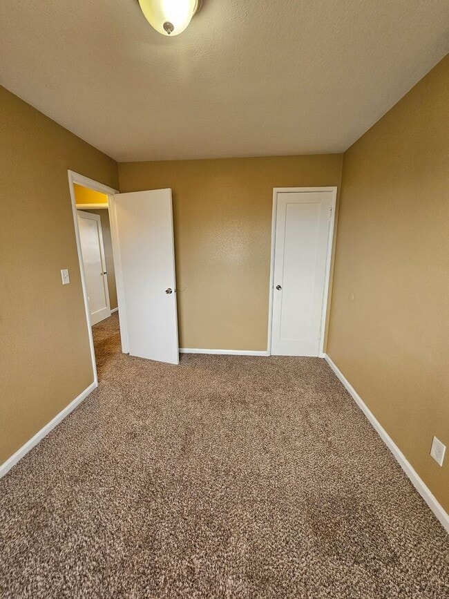 Building Photo - 900-902 Lindberg Ln