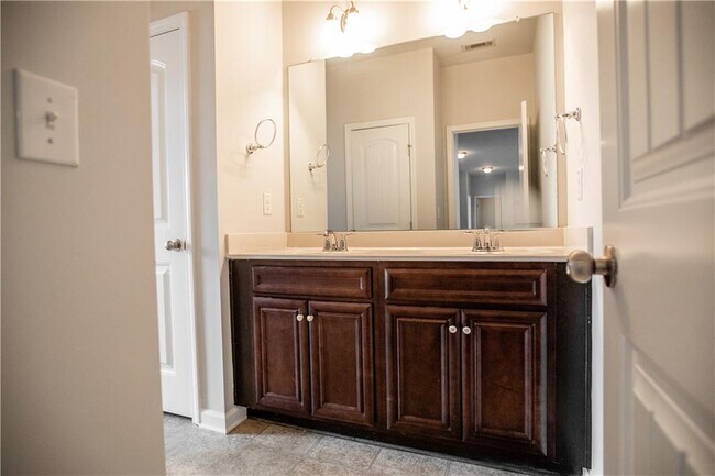Building Photo - 5410 Mirror Lake Dr