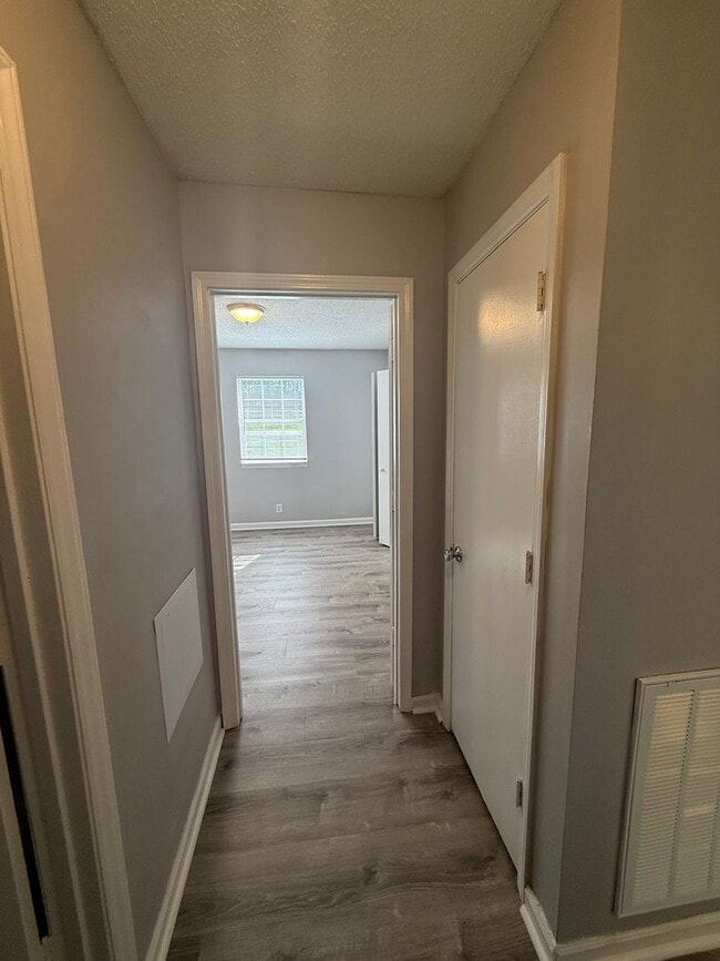 Building Photo - Centrally Located Duplex