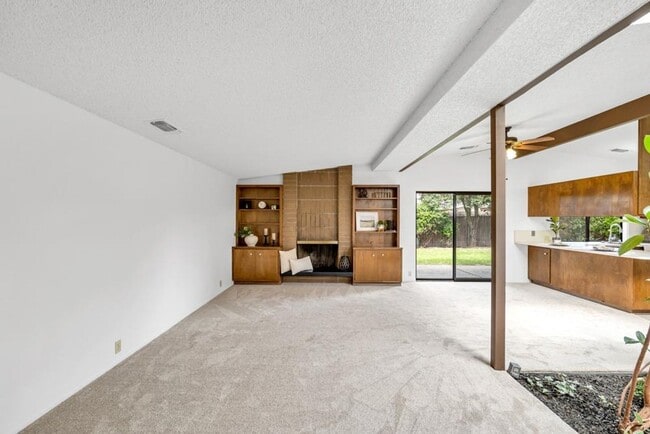 Building Photo - Affordable 2bed/2bath in South Woodland