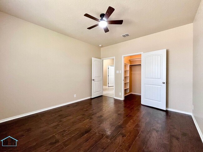 Building Photo - A Stunning 5-Bedroom, 3.5-Bathroom Home in the Heart of San Antonio, Texas!