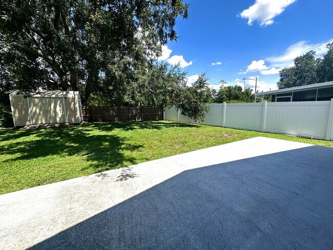 Building Photo - 9606 Chandon Dr