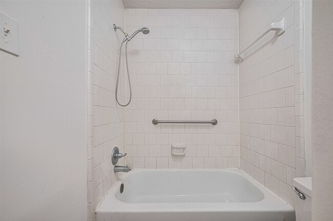 Building Photo - 2107 Creekshire Dr