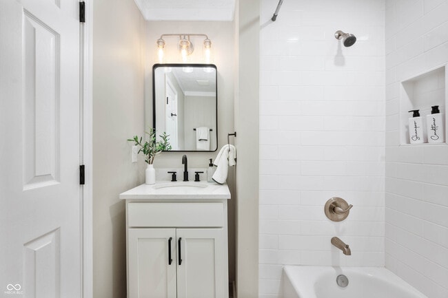 Building Photo - 413 E Caven St