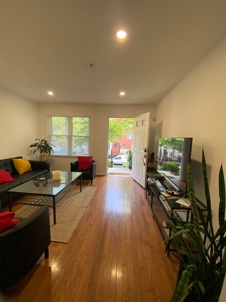 Building Photo - 1327 Belmont St NW