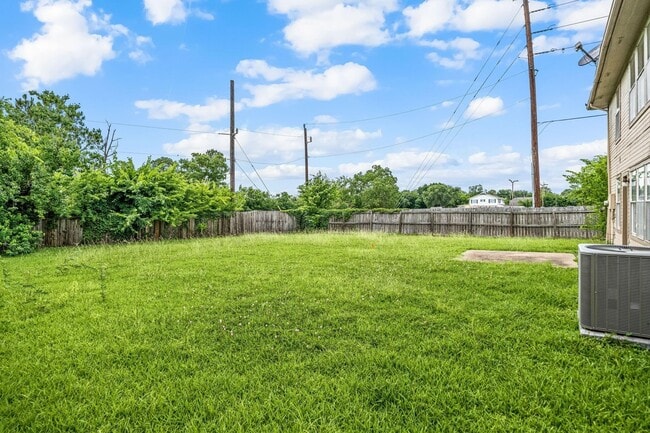 Building Photo - 2031 Summerfield Pl