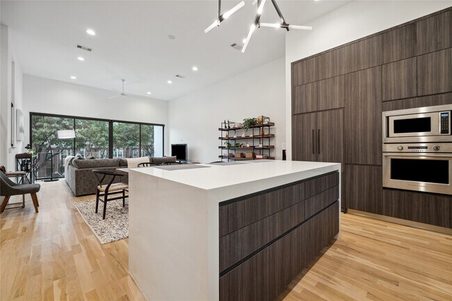 Building Photo - 711 Memorial Heights Dr