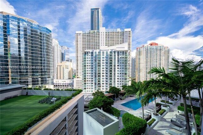 Building Photo - 1300 Brickell Bay Dr
