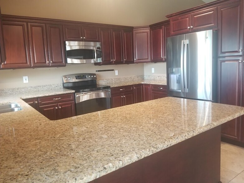 Long breakfast bar for entertaining - 2908 Shannon Cir