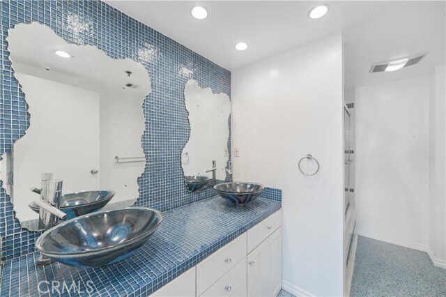 Building Photo - 525 E Seaside Way