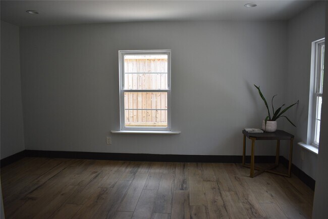 Building Photo - 4521 Maple St