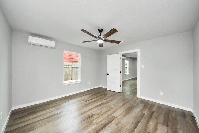 Building Photo - 1218 Des Jardines St