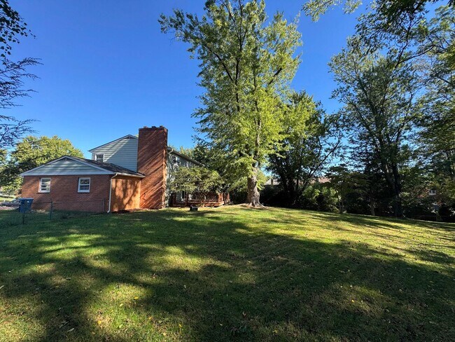 Building Photo - Spacious 4 Bed 2/2 Bath Home with Park-Lik...