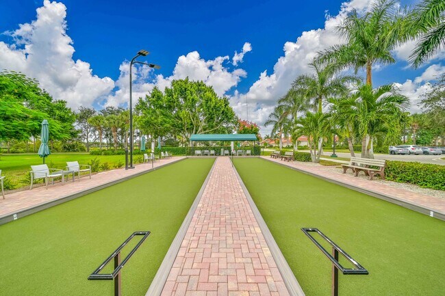 Building Photo - ***FULLY FURNISHED - 2/2 condo with LAKE V...
