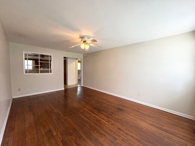 Building Photo - Charming 2 Bed, 1 Bath Home with Hardwood Floors