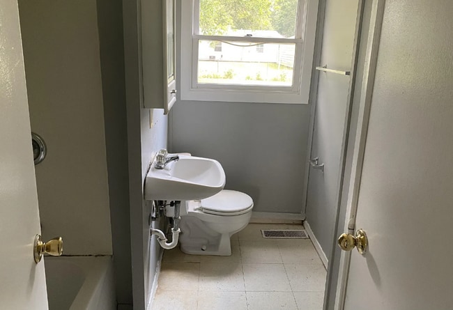 Building Photo - 2013 Greendale Dr