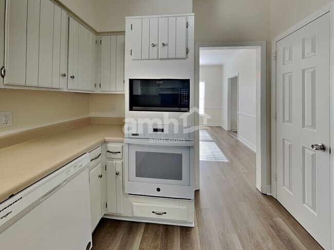 Building Photo - 7012 Poplar Creek Trce