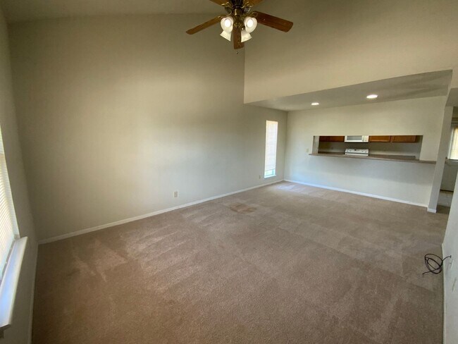 Building Photo - 3 Bedroom 2 Bathroom Duplex