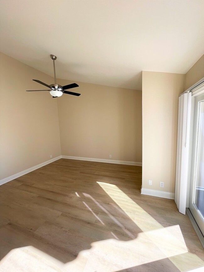 Building Photo - Bright  Upstairs Two Bedroom Condo at Stra...