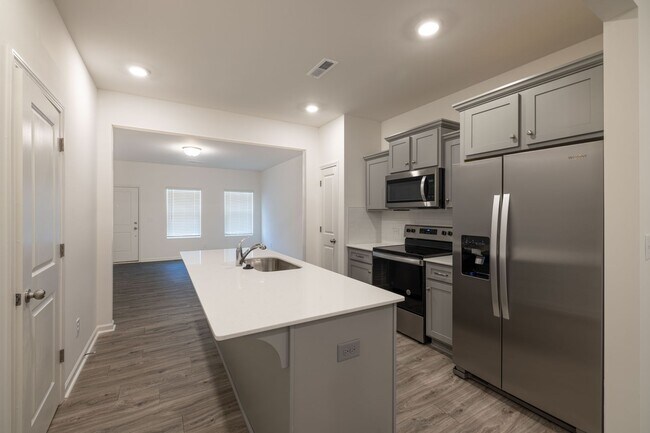Building Photo - 2BD/2BTH Townhome in York