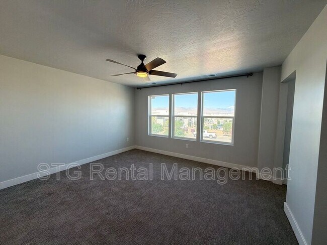 Building Photo - 644 Rosa Ln