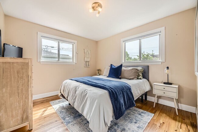 Building Photo - 2BD, 1BA Half-Duplex in Platt Park with Oversized 2-Car Garage