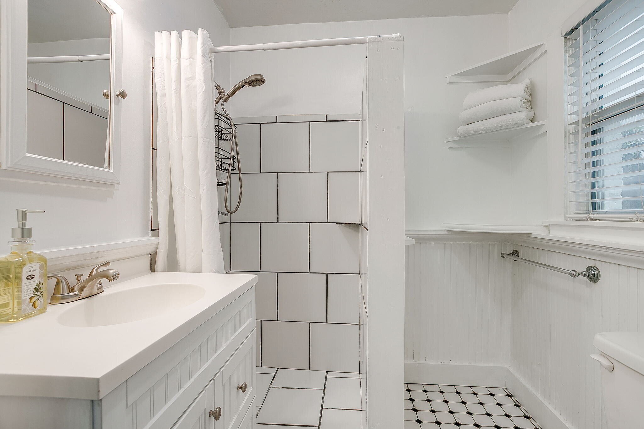 Building Photo - 1600 Belle Pl