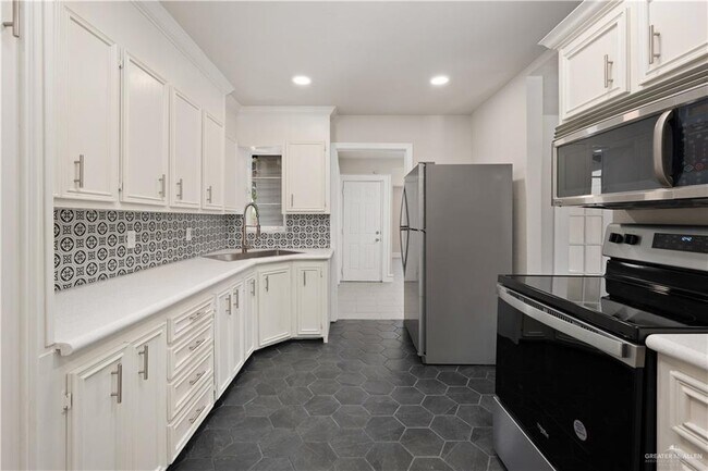 Building Photo - 22 Quince Ave