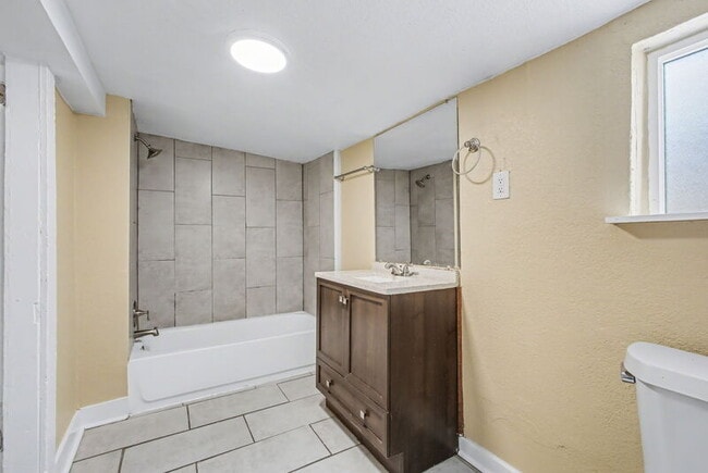 Building Photo - 3130 W Longfellow Pl