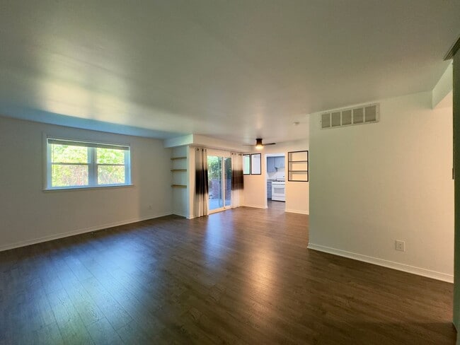 Building Photo - Charming and Spacious One Bedroom in Homeland Southway!