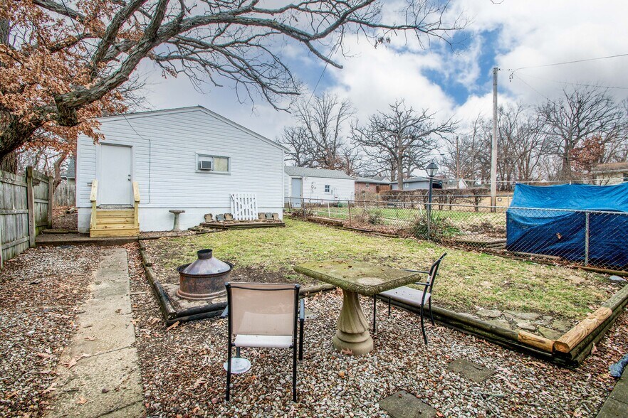 Building Photo - 1127 E Corrington Ave