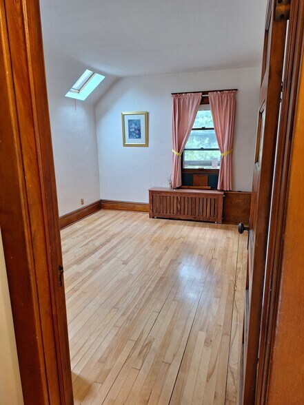 Building Photo - 384 Hall Ave